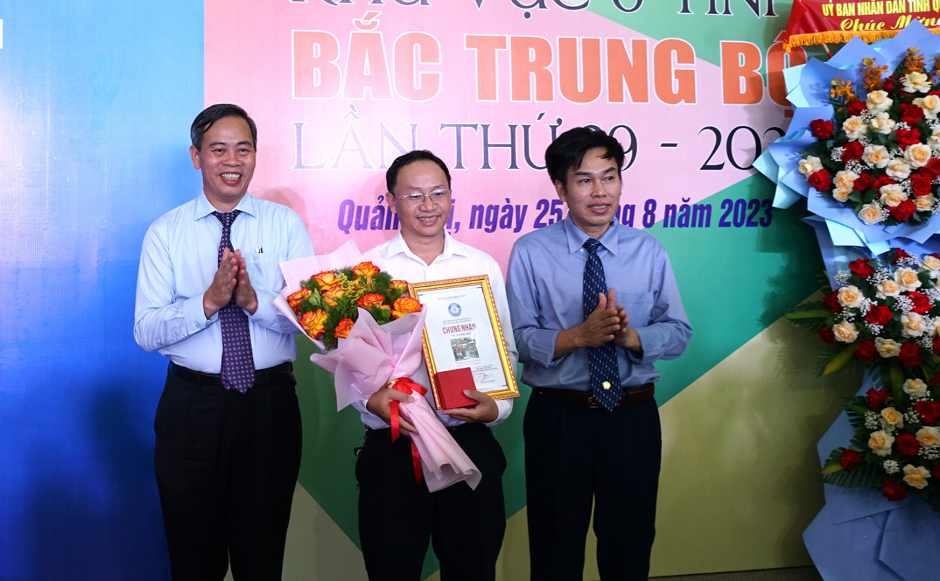 T&aacute;c giả Hồ Thanh Thọ (Tạp ch&iacute; Cửa Việt) đoạt giải thưởng cao nhất tại li&ecirc;n hoan 